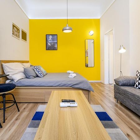 Stylish Yellow Suite In The Heart Of Budapest Exterior foto
