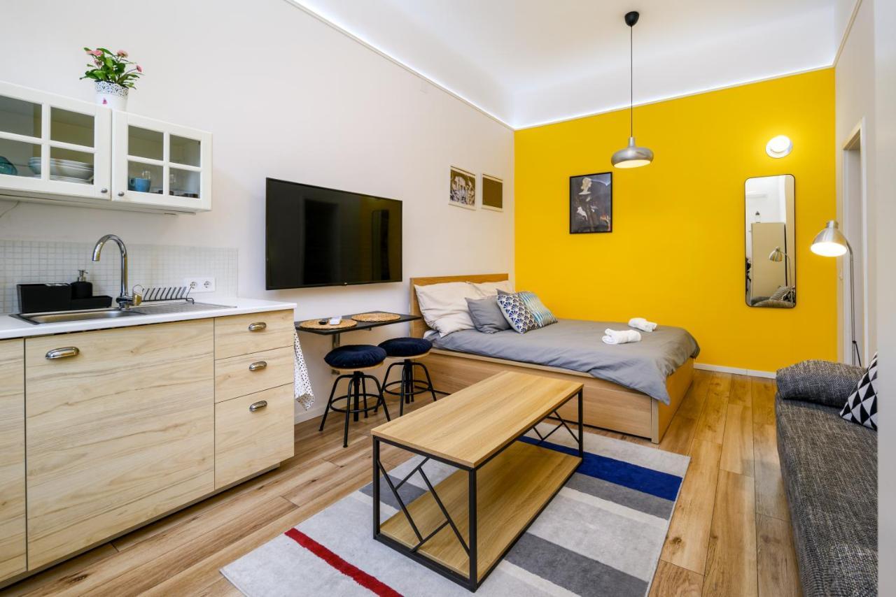 Stylish Yellow Suite In The Heart Of Budapest Exterior foto