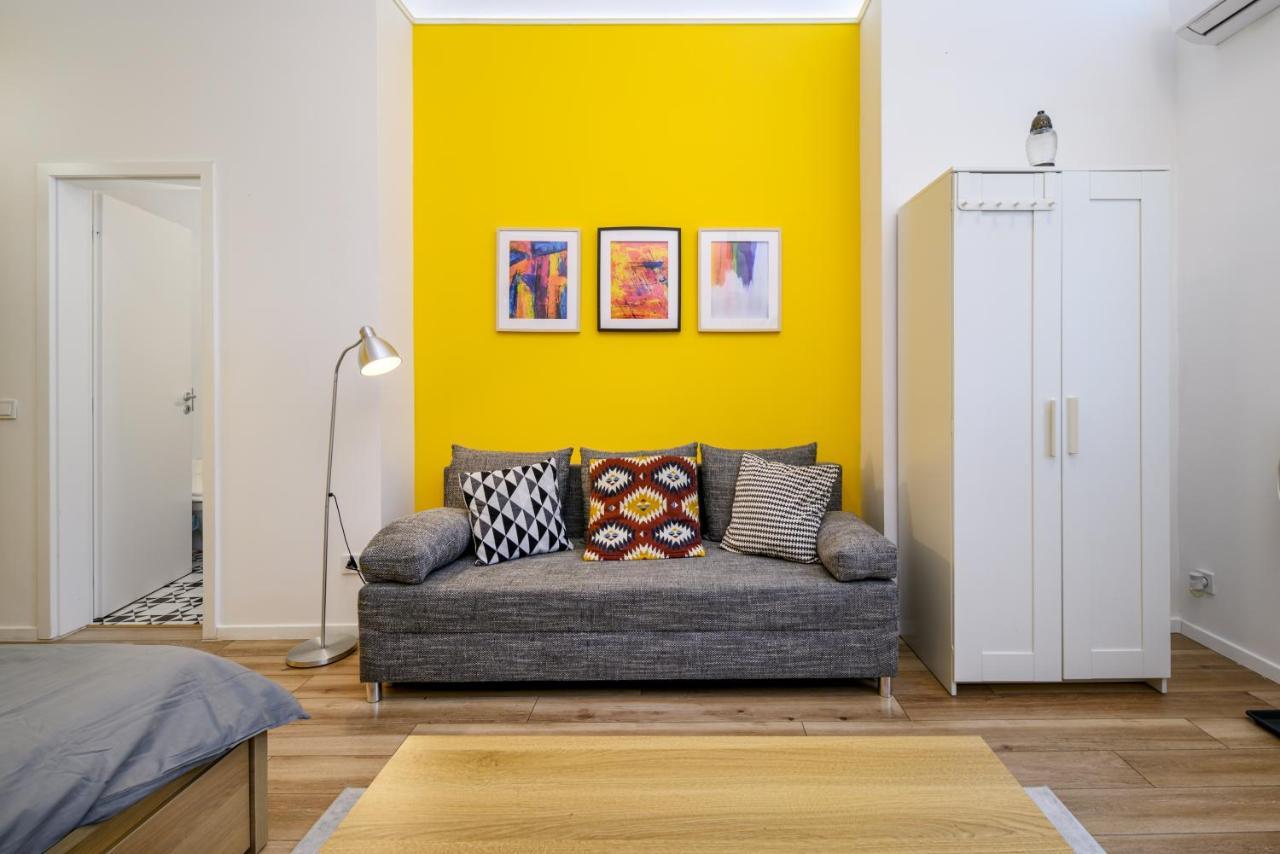 Stylish Yellow Suite In The Heart Of Budapest Exterior foto