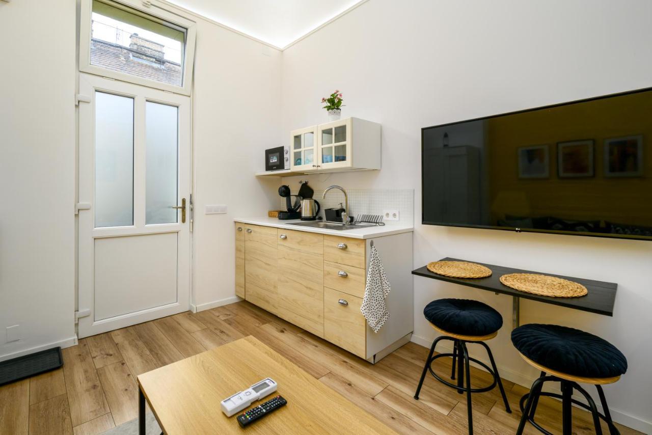Stylish Yellow Suite In The Heart Of Budapest Exterior foto